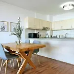 2 Beds, Wi-Fi, Aircon, Pool, Gym