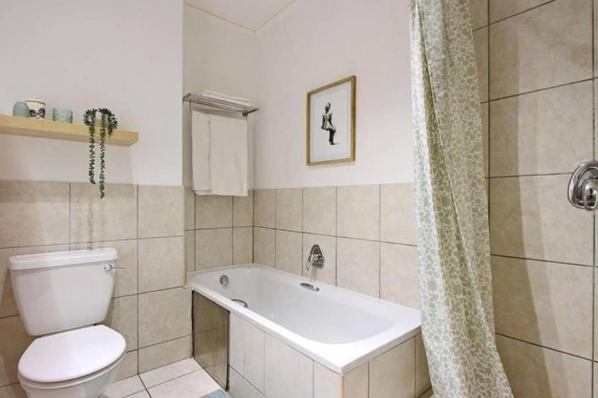 2 Beds, Wi-fi, Aircon, Pool, Gym * Cape Town