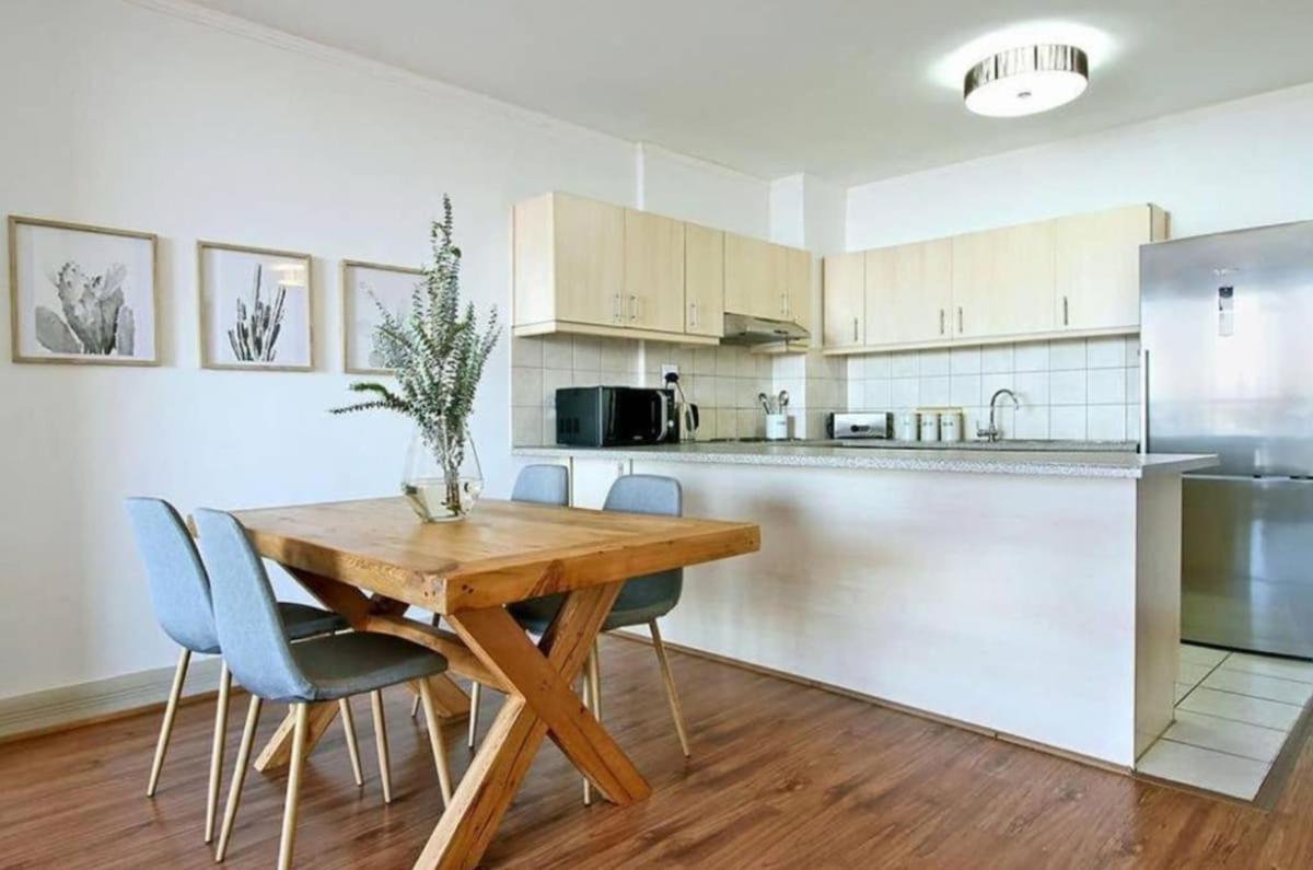 2 Beds, Wi-fi, Aircon, Pool, Gym Cape Town