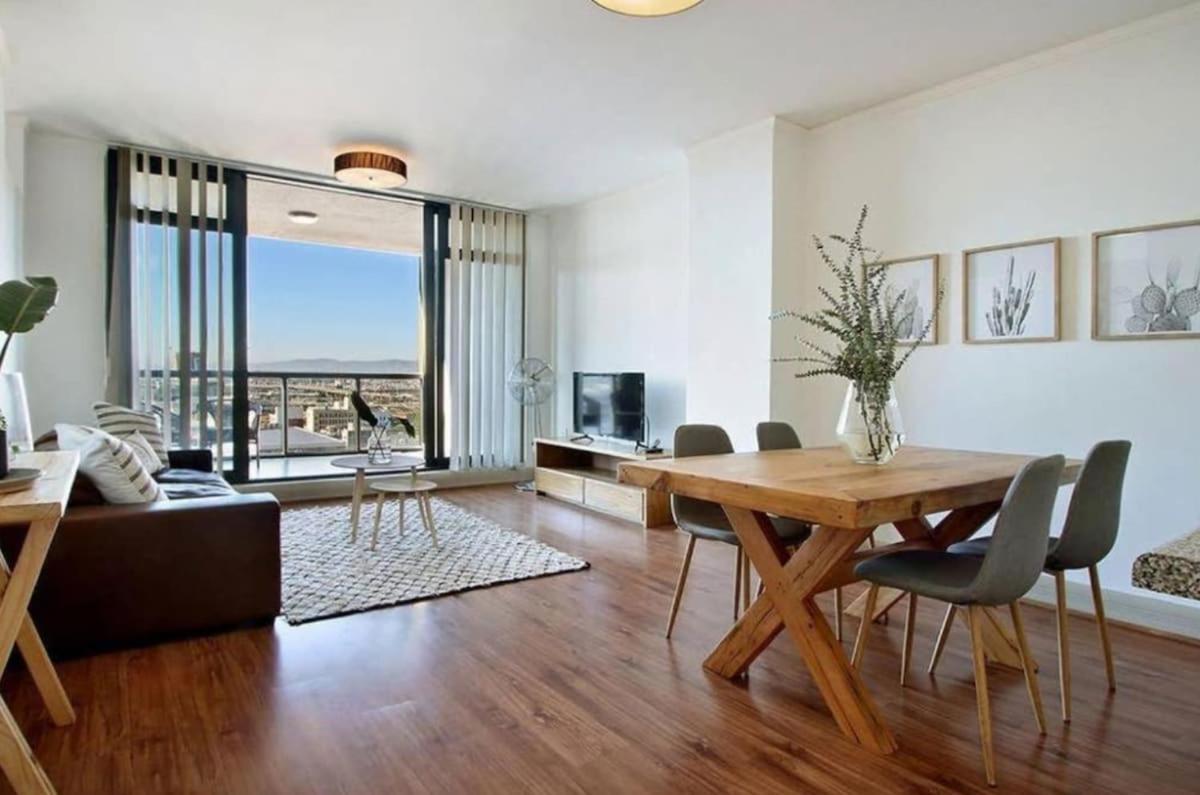 2 Beds, Wi-fi, Aircon, Pool, Gym Apartment Cape Town