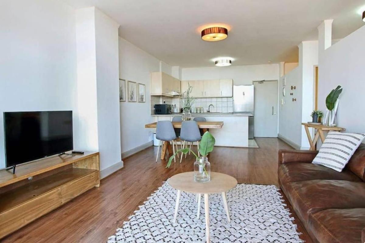 2 Beds, Wi-fi, Aircon, Pool, Gym Apartment